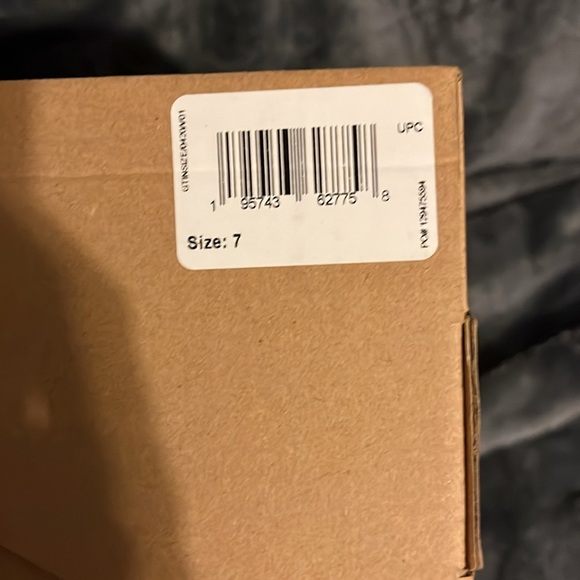 Easy foam runners from GOAT size 7 in men’s lightly worn onyx - Picture 4 of 12